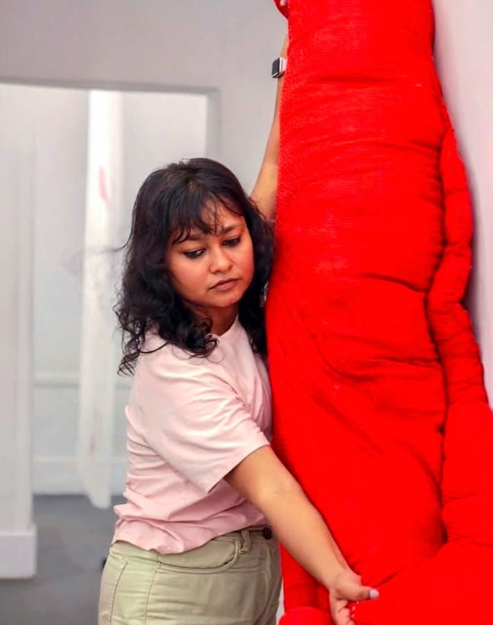 From the moment visitors enter the exhibition, it becomes evident that the artist has no intention of presenting the body as a complete or unified form. Instead, she fragments it into hands, legs, torsos, knees, and carefully stitched body parts. This fragmentation is not a record of violence; rather, it serves as a visual metaphor for the transformation of identity. Just as motherhood reshapes a woman's body, it also reconfigures her sense of self. Bubly Barna captures this transformation through disjointed forms instead of a singular, complete body.
