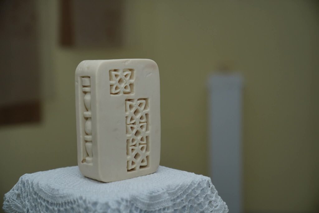 Visitor in gallery, Photo: Collected