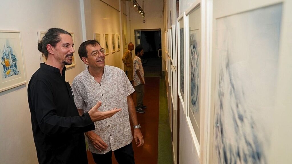 Realms of Curiosity Seeing the Familiar World Anew গ্যালারি হালখাতা
